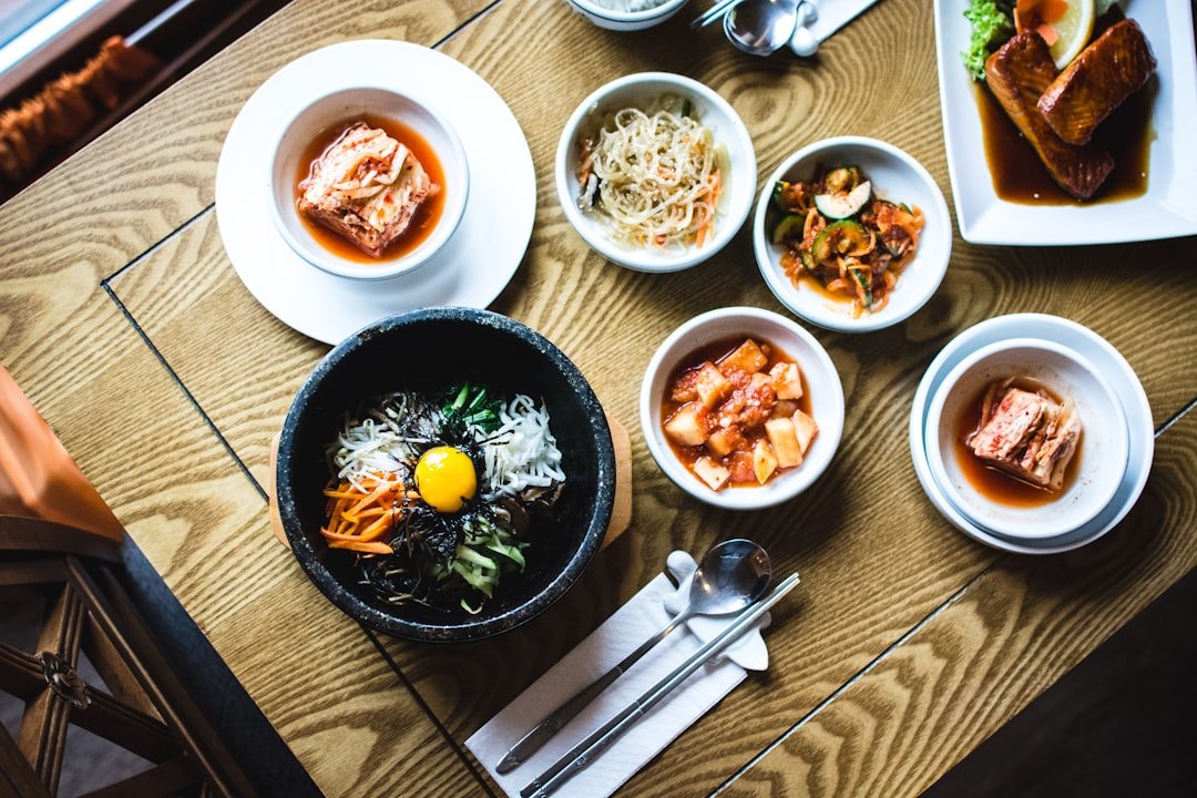 Bibimbap en dolsot (cuenco de piedra caliente) servido con banchan tradicionales coreanos