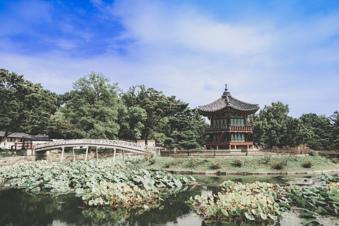 Pabellón Gyeonghoeru sobre el lago artificial dentro de Gyeongbokgung, en verano