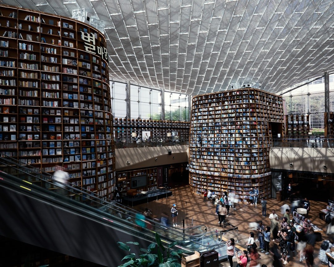 Biblioteca Starfield en el centro comercial COEX, Seúl, con sus enormes estanterías circulares