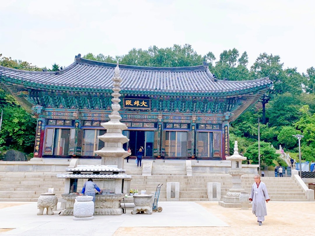 Templo budista Bongeunsa y su salón principal de estilo tradicional coreano, en Seúl